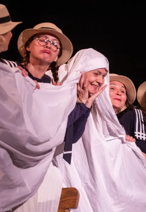 Pirkti bilietus Spektaklis „Slapyvardis: KOZY“ / „Kryptonim: KOZY“ Vilnius, Vilniaus lenkų kultūros namai (Teatro salė) Balandis 24