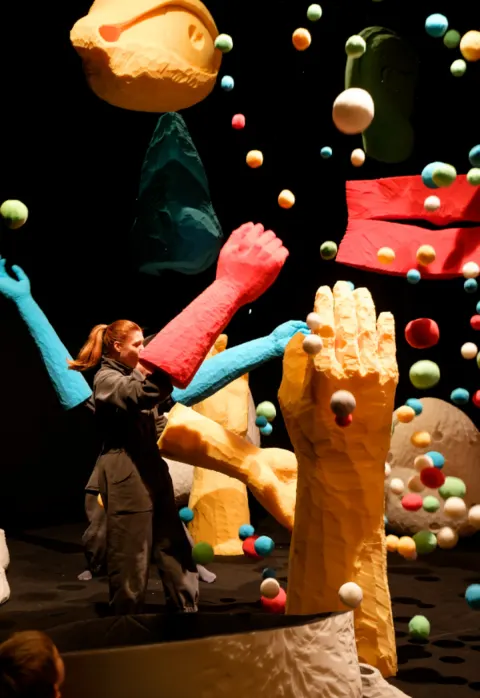 Купить билеты APIE ŽMOGŲ || Lėlių spektaklis mažiesiems (2-6 m.) Vilnius, Vilniaus teatras „Lėlė“ Май 02