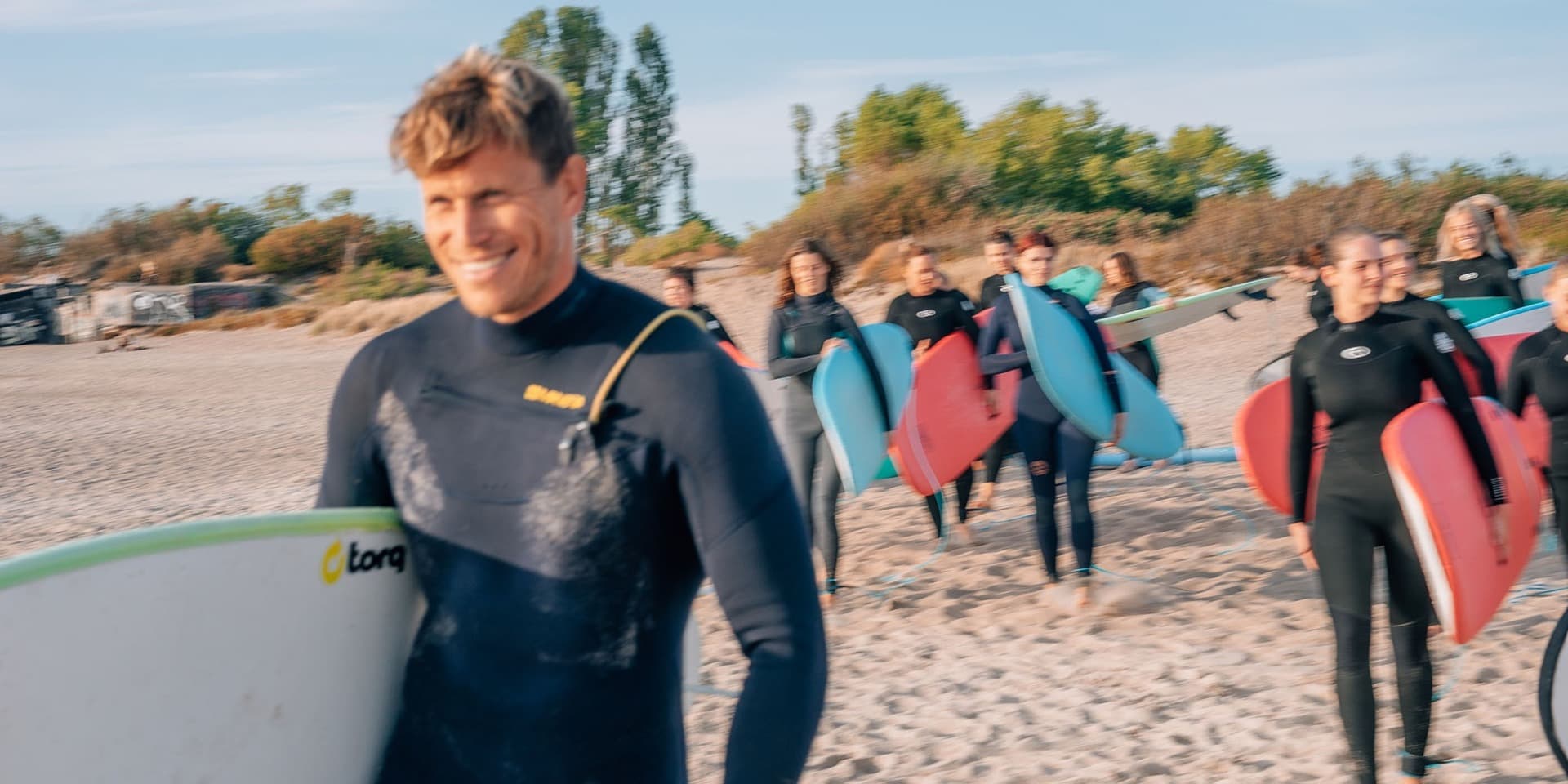 Pirkti bilietus Surf Camp XVIII Level 1 savaitgalio stovykla pradedantiesiems - Liepos 10-12 Klaipėda, Surf Camp Hostel Liepa 10-12