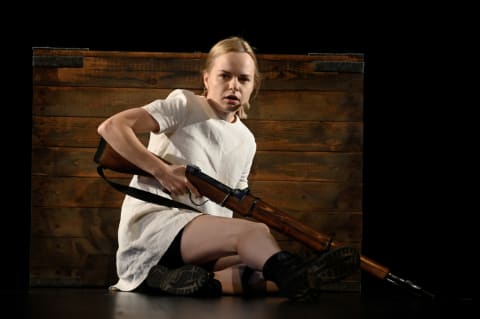 Pirkti bilietus MERGAITĖ SU ŠAUTUVU || Lėlių ir objektų spektaklis vaikams Vilnius, Vilniaus teatras „Lėlė“ Gruodis 21