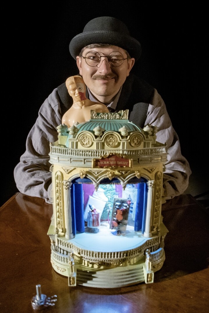 Pirkti bilietus Miniatiūrų spektaklis ISTORIJOS IŠ FLUXUS DĖŽUTĖS Klaipėda, Klaipėdos lėlių teatras Kovas 08